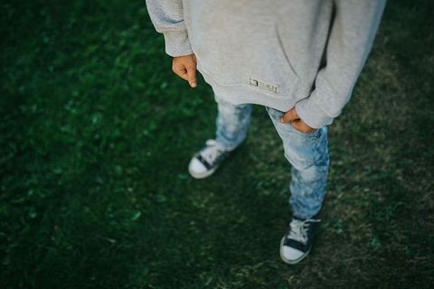 花园里的小男孩