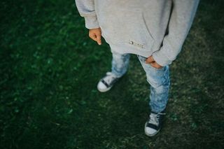 花园里的小男孩