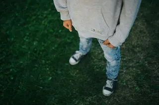 花园里的小男孩