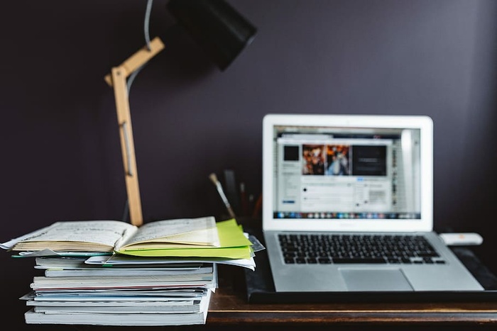 带有深色墙壁的当代家庭办公室理念