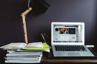 带有深色墙壁的当代家庭办公室理念