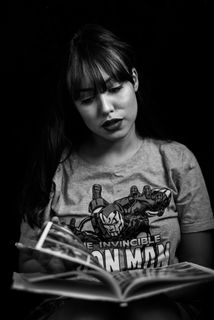 女性阅读杂志的单色摄影