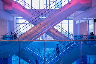 科技，楼梯，是比，建筑，建筑结构，真人，玻璃材料，现代