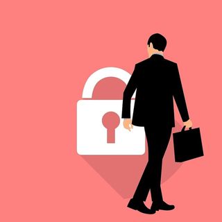 商人拿着公文包走过安全锁图标的插图。