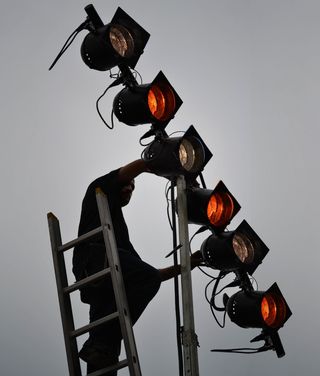 工人、灯光、电工、安装工、天空、灯光、自然、低角度视图