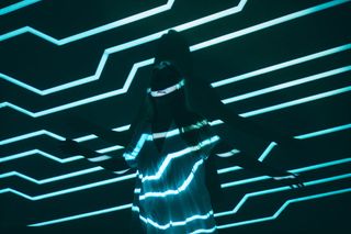 靠在墙上的女人