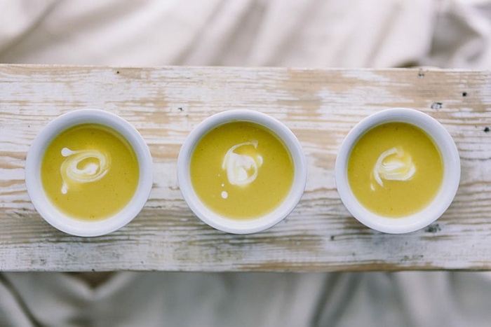 韭菜土豆汤配面包