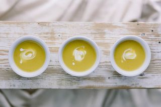 韭菜土豆汤配面包