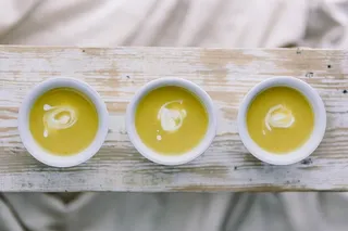 韭菜土豆汤配面包