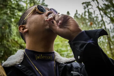 一名男子戴着蒸汽朋克太阳镜的照片 一名男子戴着蒸汽朋克太阳镜的照片