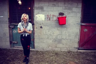 穿着灰色纽扣衬衫和黑色裤子的女人