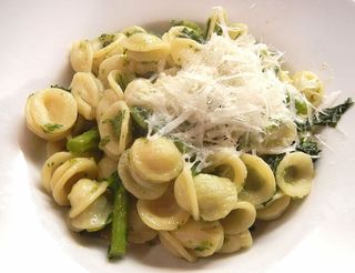 rappino orichietti、意大利面、帕尔马干酪、食品、橄榄油、美食、膳食、盘子