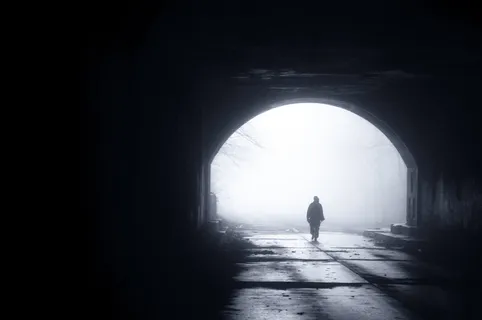 白天从隧道走出的人的剪影 白天从隧道走出的人的剪影