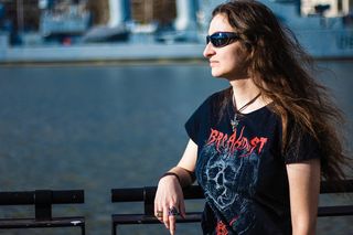 戴着黑框太阳镜站着的女人