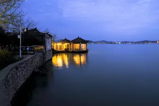 餐饮、湖泊、灯光、安静、建筑、水、建筑结构、建筑外观