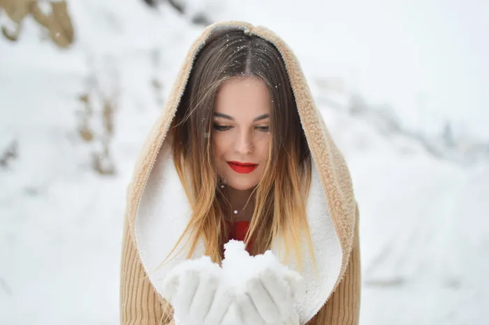 浅，聚焦摄影，女人，棕色，外套，抱着，雪，人