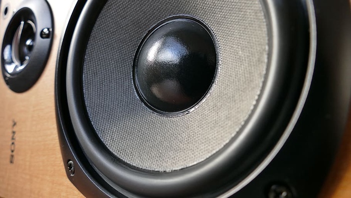 棕色木框索尼扬声器的特写照片