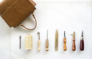 棕色和不锈钢雕刻工具，皮包，棕色，不锈钢，雕刻，工具，皮革，包