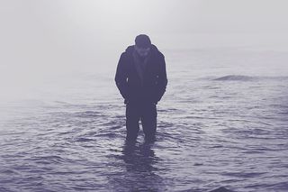 一个人站在海水中