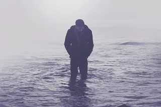 一个人站在海水中