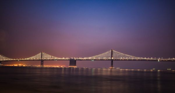 黄金时段灯火通明的吊桥