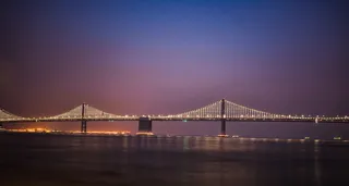 黄金时段灯火通明的吊桥