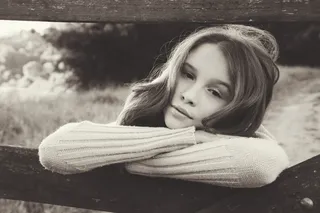 靠在木栅栏上的女孩