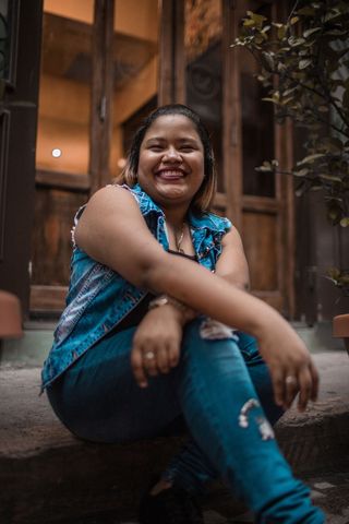 穿着破牛仔裤的女子照片