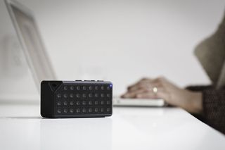 白色桌子上的黑色蓝牙扬声器