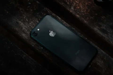 棕色表面上的iPhone照片 棕色表面上的iPhone照片