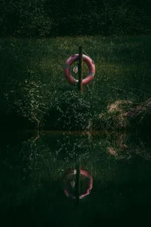 沼泽上的红色木浮子