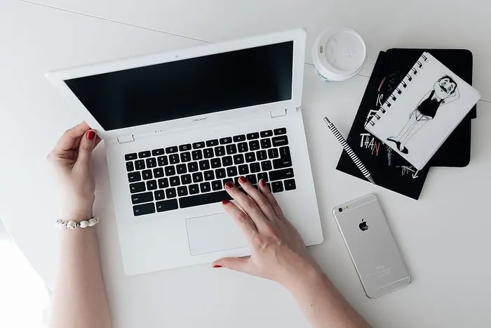 在家里桌上放着笔记本电脑的工作场所