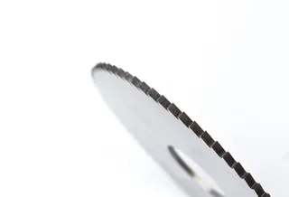 锯片，齿轮，锯齿，摄影棚快照，白色背景，室内，单物体，锋利