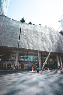 站在建筑物旁边的人