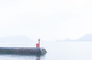 水体、建筑、建筑、塔楼、户外、灯塔、灯塔、自然