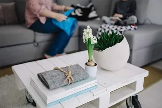 一张灰色的桌子和一个盆栽植物