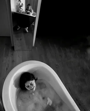 浴缸里的女人