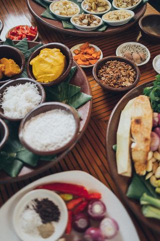 圆形陶瓷板上的什锦食品