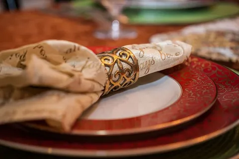 特写镜头,餐具,盘子,桌子,餐巾,盘子,食物和饮料,音乐 特写镜头,餐具,盘子,桌子,餐巾,盘子,食物和饮料,音乐