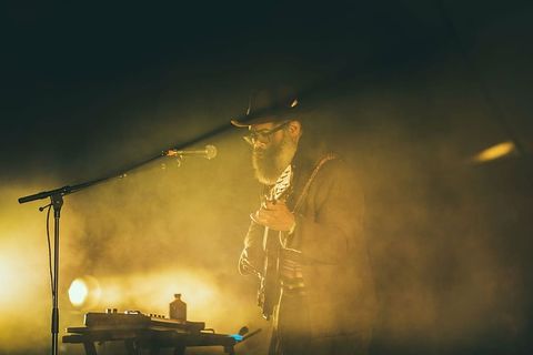 男人，演奏，电，吉他，人，老人，老人，黑暗