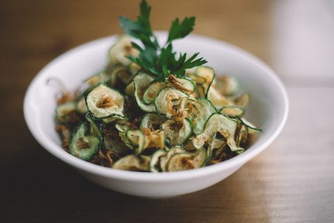 白碗沙拉的选择性聚焦摄影