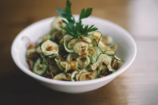 白碗沙拉的选择性聚焦摄影