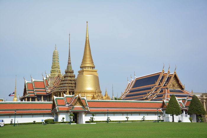 照片，橙色，白色，建筑，白天，翡翠佛寺，旅游景点，宫殿