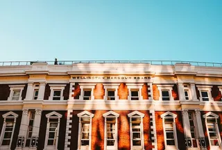 白天的白色和棕色混凝土建筑