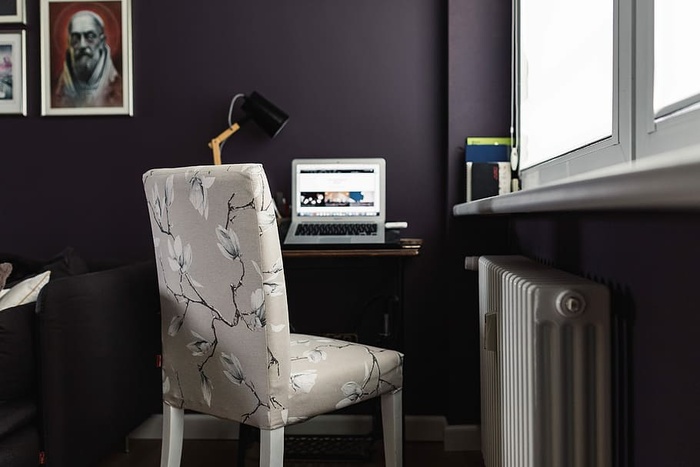 带有深色墙壁的当代家庭办公室理念