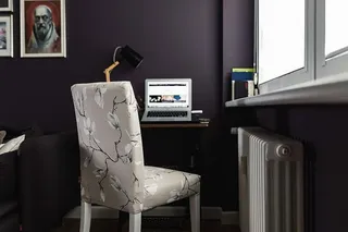 带有深色墙壁的当代家庭办公室理念