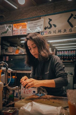 站在棕色桌子旁的女人