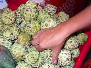 泰国市场上出售的奶油冻苹果