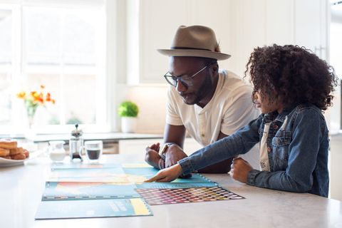 站在男人旁边的女孩