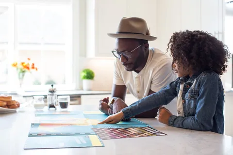 站在男人旁边的女孩 站在男人旁边的女孩